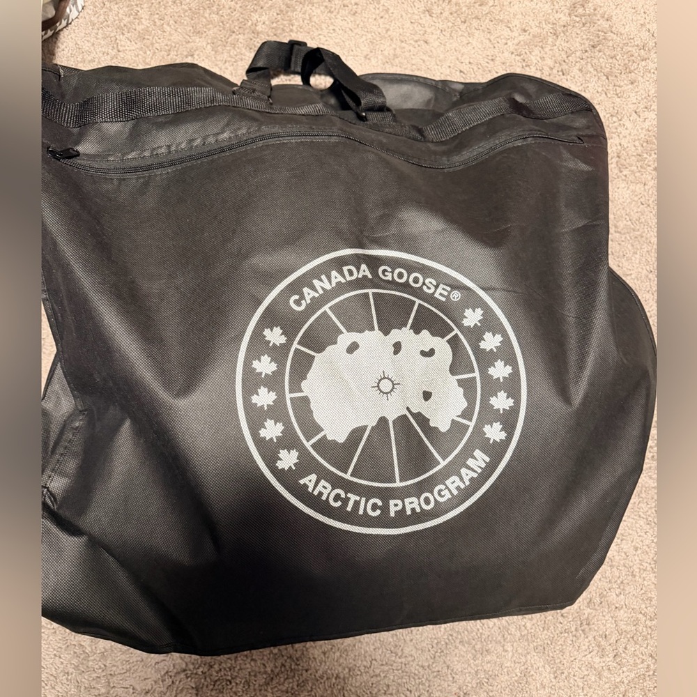 Canada Goose Men's Black Puffer Jacket - Picture 8 of 8